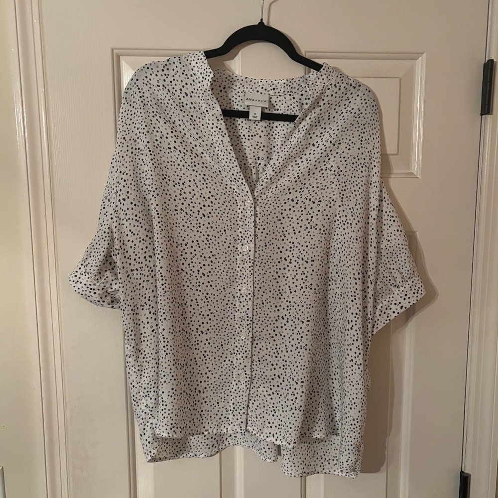 Ava & Viv Black and Gray Flutter Sleeve Button Down Top